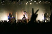 「1st Full Album スーパーリアリズム release Tour『みんなでウソツカナイト』」渋谷CLUB QUATTRO公演の様子。（撮影：山野浩司）