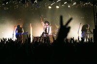 「1st Full Album スーパーリアリズム release Tour『みんなでウソツカナイト』」渋谷CLUB QUATTRO公演の様子。（撮影：山野浩司）