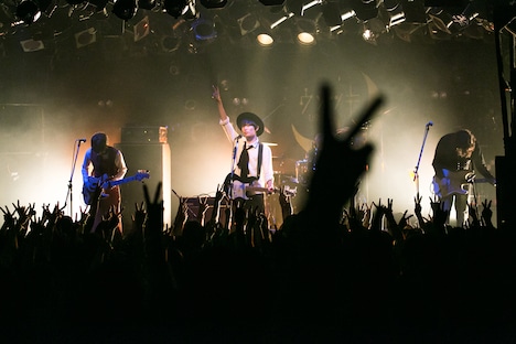 「1st Full Album スーパーリアリズム release Tour『みんなでウソツカナイト』」渋谷CLUB QUATTRO公演の様子。（撮影：山野浩司）