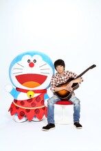 ドラえもん（左）と山崎まさよし（右）。 (c)藤子プロ・小学館・テレビ朝日・シンエイ・ADK 2016