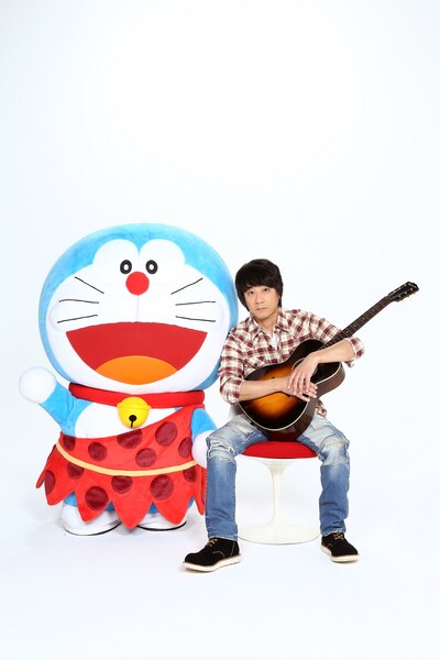 ドラえもん（左）と山崎まさよし（右）。 (c)藤子プロ・小学館・テレビ朝日・シンエイ・ADK 2016