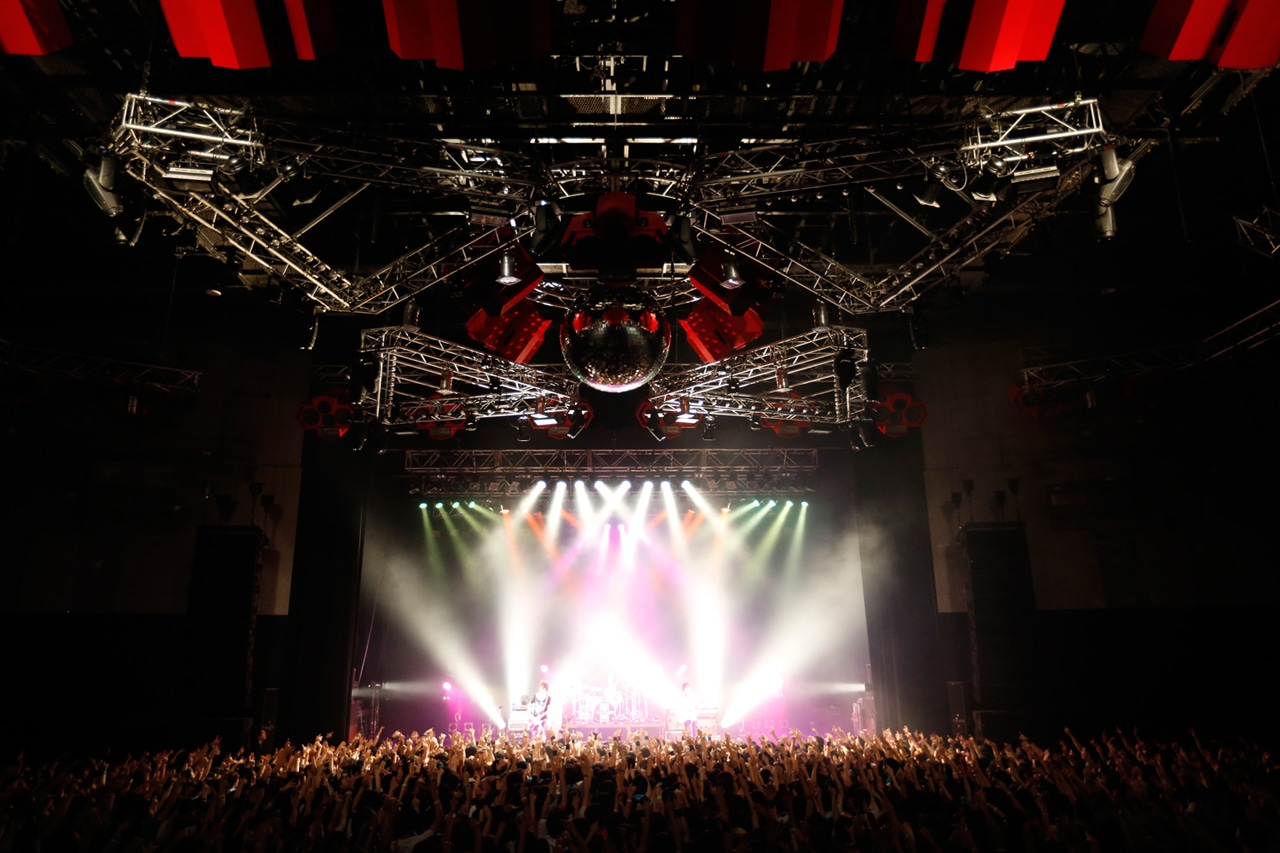 「UNISON SQUARE GARDEN TOUR 2015-2016『プログラムcontinued』」新木場STUDIO COAST公演の様子。（撮影：森久）