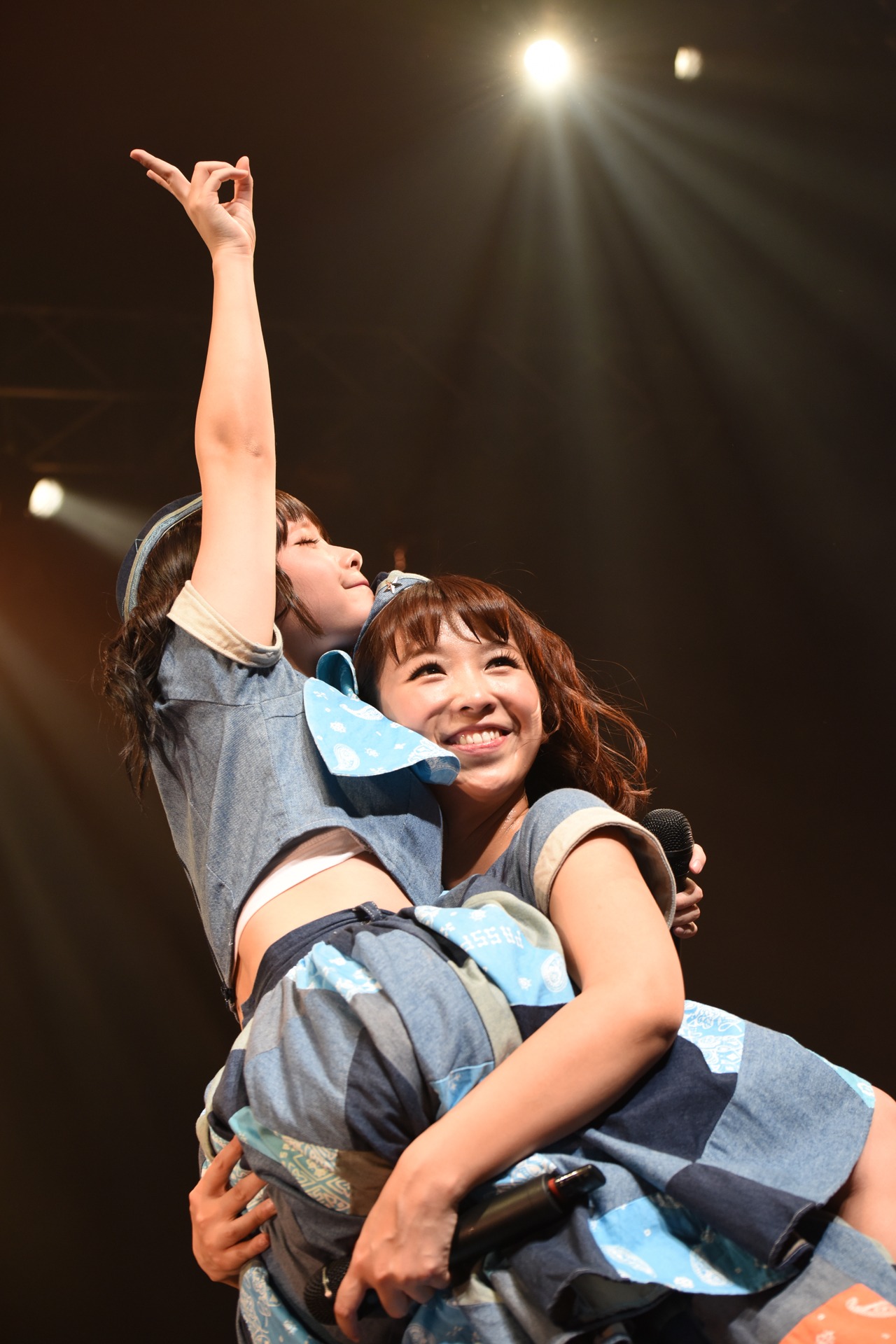 増井みおを抱える岩村捺未。