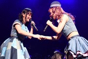 握手する増井みお、玉井杏奈。