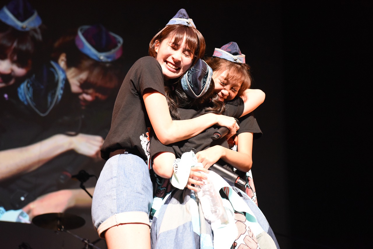 増井みおに抱きつく安斉奈緒美、藤本有紀美。