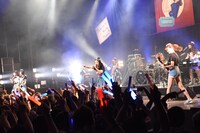 「PASSPO☆フライトツアーROCK周年ツアー アリガート便」ファイナル公演の様子。