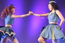 手を取り合う玉井杏奈、森詩織。