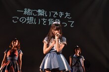 「TRACKS」を歌唱する根岸愛。