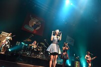 BAND PASSPO☆による演奏の様子。