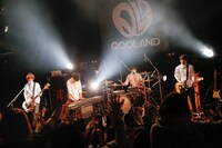 QOOLANDメンバーがパートチェンジをした編成のWHOLAND。（撮影：横山マサト）