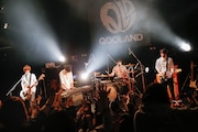 QOOLANDメンバーがパートチェンジをした編成のWHOLAND。(撮影:横山マサト)