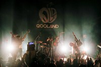 QOOLANDのライブの様子。（撮影：横山マサト）
