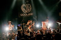 QOOLANDのライブの様子。（撮影：横山マサト）