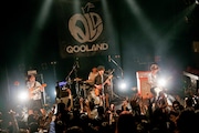 QOOLANDのライブの様子。(撮影:横山マサト)
