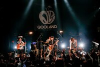 QOOLANDのライブの様子。（撮影：横山マサト）
