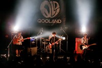 QOOLANDのライブの様子。（撮影：横山マサト）