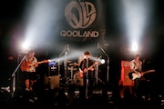 QOOLANDのライブの様子。(撮影:横山マサト)