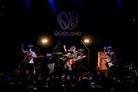 QOOLANDのライブの様子。（撮影：横山マサト）