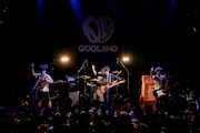 QOOLANDのライブの様子。(撮影:横山マサト)