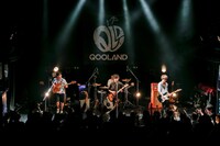 QOOLANDのライブの様子。（撮影：横山マサト）