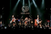 QOOLANDのライブの様子。(撮影:横山マサト)