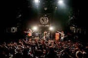 QOOLANDのライブの様子。(撮影:横山マサト)
