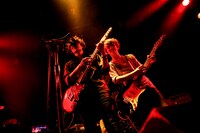 平井拓郎（Vo, G）、川崎純（G）。（撮影：横山マサト）