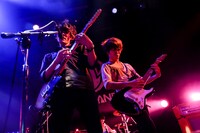 平井拓郎（Vo, G）、川崎純（G）。（撮影：横山マサト）