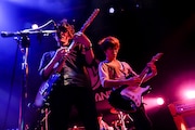平井拓郎(Vo, G)、川崎純(G)。(撮影:横山マサト)