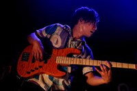 菅ひであき（B, Cho）（撮影：横山マサト）