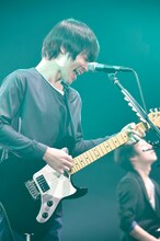 小出祐介（Vo, G）（撮影：緒車寿一）