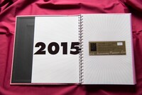 「AKB48 2nd Anniversary スペシャルフォトアルバム」の中面。(c)AKS