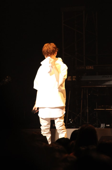 「WaT 10th Anniversary Live 2015」のステージ上で解散を発表し涙ぐむウエンツ瑛士。