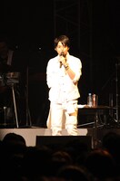 「WaT 10th Anniversary Live 2015」のステージ上で解散の理由を話す小池徹平