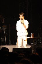 「WaT 10th Anniversary Live 2015」のステージ上で解散の理由を話す小池徹平