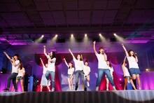 「転がる石になれ」を歌う2期生。(c)AKS