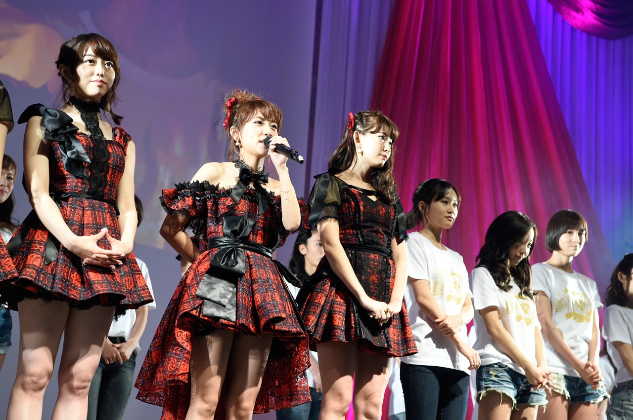 人気画像9位は「8年越しの約束を実現！AKB48、10周年祭に卒業メンバー23名も集結」より、総監督・高橋みなみの挨拶の様子。(c)AKS