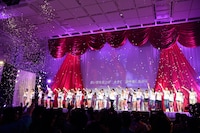 「桜の花びらたち」を歌う現役メンバーと卒業メンバーたち。(c)AKS