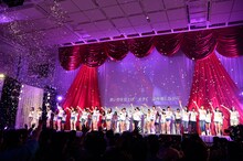 「桜の花びらたち」を歌う現役メンバーと卒業メンバーたち。(c)AKS