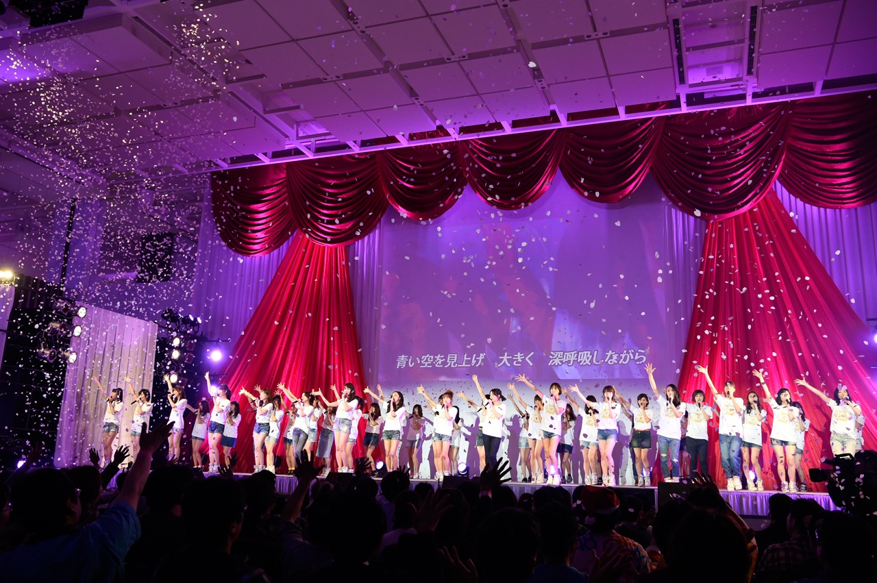 「桜の花びらたち」を歌う現役メンバーと卒業メンバーたち。(c)AKS