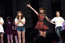 レジェンドファンを迎える現役メンバーと卒業メンバーたち。(c)AKS