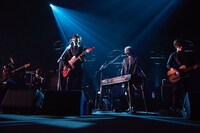 杉本雄治（WEAVER）をゲストに迎えての「瞳に映らない」パフォーマンスの様子。（写真提供：ワーナーミュージック・ジャパン）