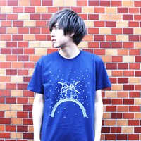 rairuとヴィレッジヴァンガードのコラボグッズとして販売されるTシャツ（ネイビー）。