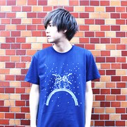 rairuとヴィレッジヴァンガードのコラボグッズとして販売されるTシャツ(ネイビー)。