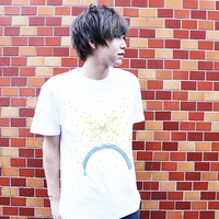 rairuとヴィレッジヴァンガードのコラボグッズとして販売されるTシャツ（ホワイト）。