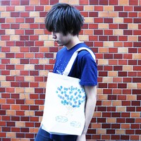 rairuとヴィレッジヴァンガードのコラボグッズとして販売されるトートバッグ。