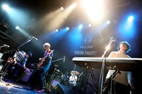 TRY TRY NIICHEのライブの様子。（Photo by Viola Kam ［V'z Twinkle］）