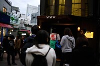 「MASH FIGHT! Vol.4」が開催された東京・WWWの入り口の様子。（Photo by Viola Kam ［V'z Twinkle］）