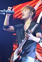 UZ（G, Programming）（写真提供：ソニー・ミュージックアソシエイテッドレコーズ）