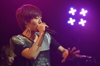 IKE（Vo）（写真提供：ソニー・ミュージックアソシエイテッドレコーズ）